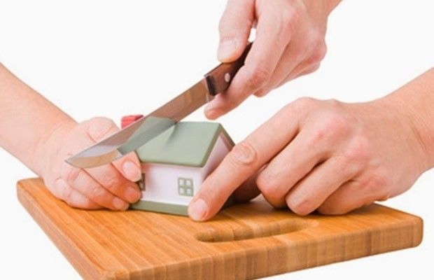 Partilha de bens- Faca cortando uma casa na mesa, simulando a partilha.