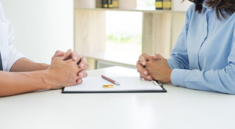 Casal se divorciando com documento na mesa - Advogada de Divórcio Campinas