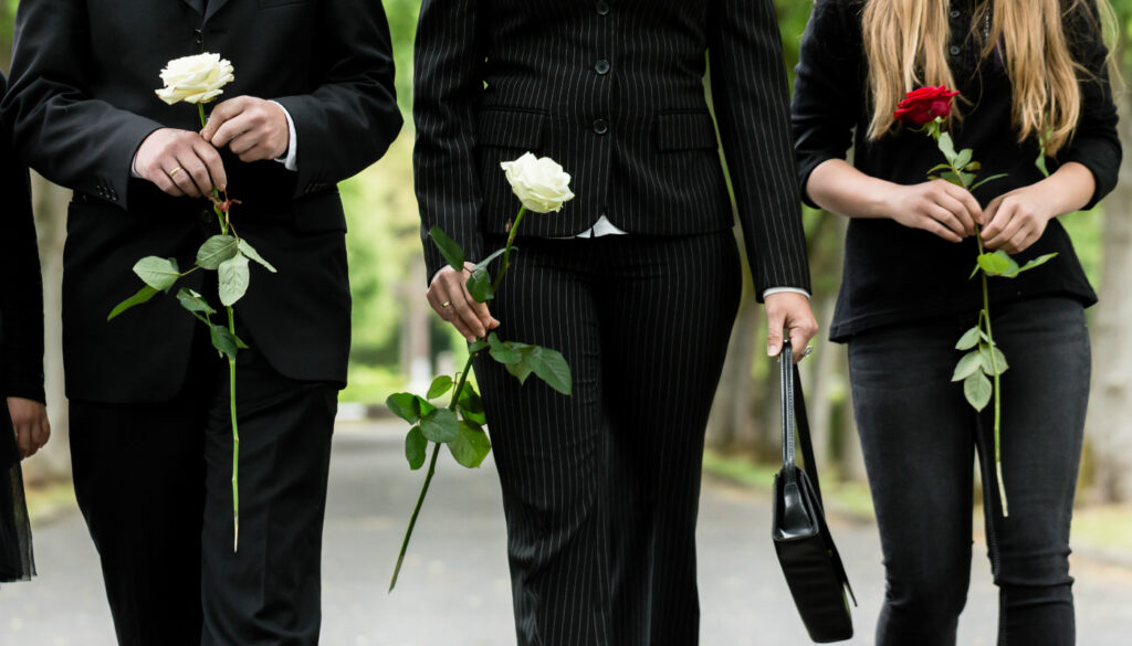 Pessoas de preto num funeral. A importância do advogado na hora do luto